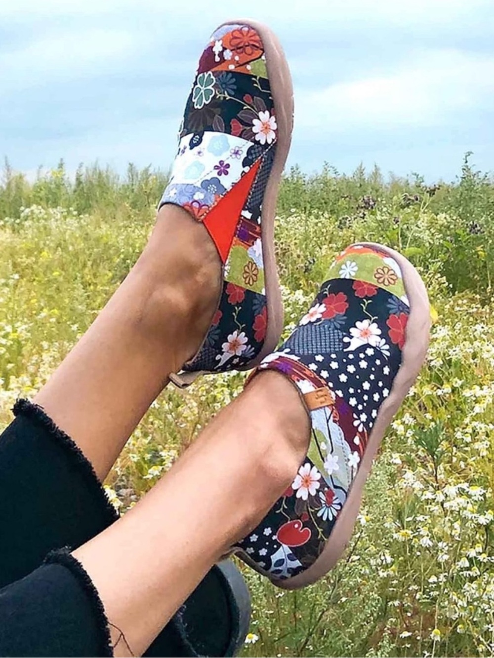 UIN Toledo I Hana Spring in Mount Fuji Art Slip-On Shoes Size 7